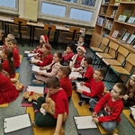 I d - na zajęciach mikołajkowych w czytelni (18).jpg