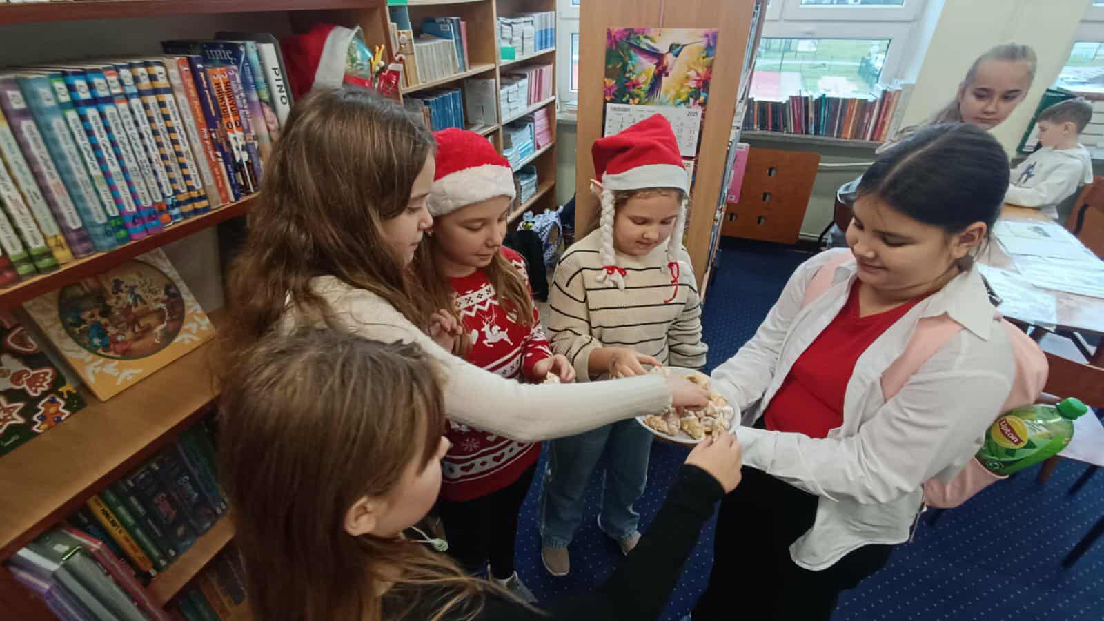 dzieci w czasie obchodów 5.12 6.jpg