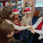 dzieci w czasie obchodów 5.12 6.jpg