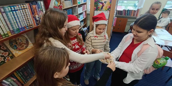dzieci w czasie obchodów 5.12 6.jpg