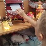 2 Chłopiec wrzuca list do Świętego Mikołaja..jpeg