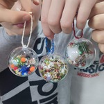 Dzieci trzymają własnoręcznie zrobione bombki (2).jpeg