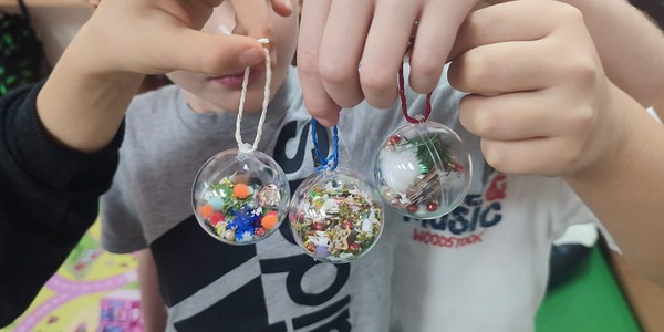 Dzieci trzymają własnoręcznie zrobione bombki (2).jpeg