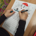 1 Dziewczynka pisze list do Świętego Mikołaja (1)..jpg