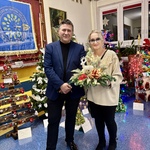 dyrektor z nauczycielką prezentują stroik świąteczny.JPG