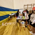 nauczycielki obsługują loterię fantową.JPG