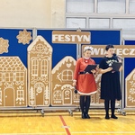 nauczycielki prowadzą festyn świąteczny.JPG