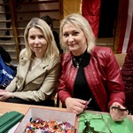 nauczycielki przy stoisku plastycznym.JPG