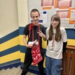 uczniowie klas siódmych sprzedają bilety wstępu.JPG