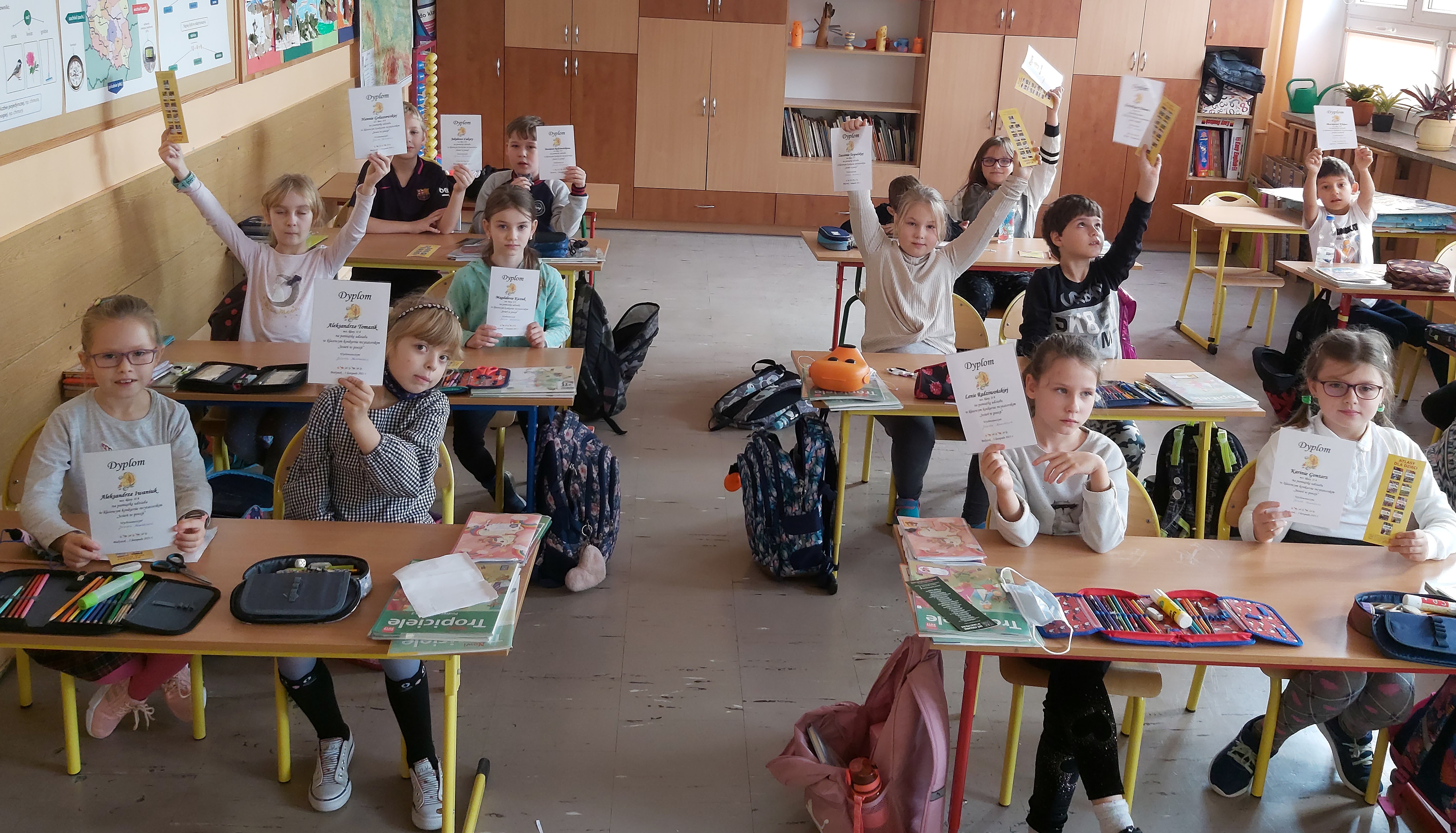 Wszyscy uczestnicy konkursu otrzymali dyplomy i zakładki do książek..jpg