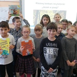 Uczestnicy klasowego konkursu recytatorskiego stoją w grupie..jpg
