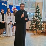 1 ksiądz rozpoczyna jasełka szkolne dla klas I - VIII.jpg