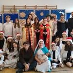 7 Wszyscy artyści - zespół muzyczny Gadu-Gadu aktorzy z kl VI c VII c z nauczycielami i księdzem.jpg