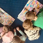 2 Dzieci oglądają niezwykła książki w bibliotece (2).jpeg