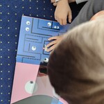 2 Dzieci oglądają niezwykła książki w bibliotece (1).jpg