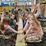 1 Dzieci z książką o Pikotku (1).jpg