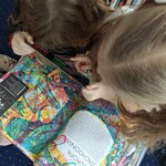 2 Dzieci oglądają niezwykła książki w bibliotece (3).jpg