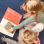 2 Dzieci oglądają niezwykła książki w bibliotece (4).jpeg