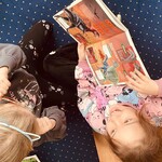 2 Dzieci oglądają niezwykła książki w bibliotece (5).jpeg