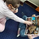 2 Dzieci oglądają niezwykła książki w bibliotece (4).jpg