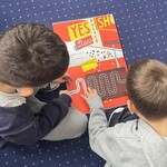 2 Dzieci oglądają niezwykła książki w bibliotece (6).jpeg