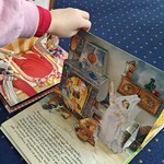 2 Dzieci oglądają niezwykła książki w bibliotece (2).jpg