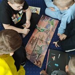 2 Dzieci oglądają niezwykła książki w bibliotece (5).jpg