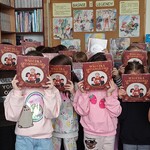 Dzieci z książkami od Instytutu Książki (2).jpg