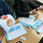 uczniowie wykonujacy Bombka z Memmingen 3.jpg