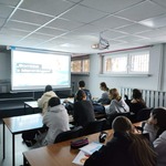 uczniowie słuchajacy słuchowiska 3.jpg