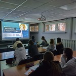 uczniowie słuchajacy słuchowiska 4.jpg