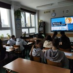 uczniowie słuchajacy słuchowiska 2.jpg