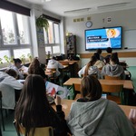 uczniowie słuchajacy słuchowiska.jpg