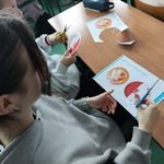 uczniowie wykonujacy Bombka z Memmingen 4.jpg