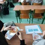 uczniowie wykonujacy Bombka z Memmingen.jpg