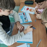 uczniowie wykonujacy karty pracy 3.jpg