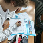 uczniowie wykonujacy karty pracy 5.jpg