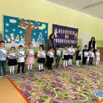 01 Dzieci stoją z dyplomami na uroczystości pasowania (2).jpg
