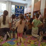 Uczniowie siedzą i słuchają kolęd i pastorałek_.jpg