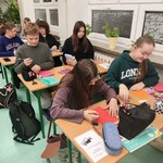 uczniowie wykonali kartki na dzień babci i dziadka 2.jpg