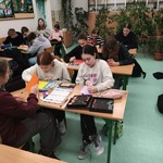 uczniowie wykonali kartki na dzień babci i dziadka 3.jpg