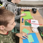 uczniowie wykonali kartki na dzień babci i dziadka 5.jpg