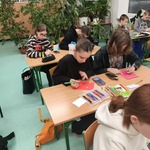 uczniowie wykonali kartki na dzień babci i dziadka.jpg
