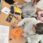 uczniowie wykonali kartki na dzień babci i dziadka 6.jpg