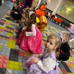 15 Dzieci uczestniczą w karnawałowej zabawie z animatorem.jpg