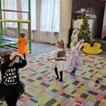 18 Dzieci tańczą do muzyki karnawałowej.jpg