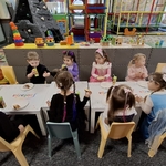 22 Dzieci uczestniczą w poczęstunku.jpg