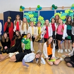 6 zdjęcie grupowe Abrakadabra i Gadu-Gadu z nauczycielkami.jpg