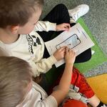 Uczniowie identyfikują ślad cyfrowy użytkownika internetu - zabawa z drukowanymi zrzutami ekranu (6).jpg