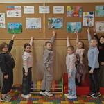 Uczniowie nagrodzeni pod gazetką z wyróżnionymi pracami (1).jpg